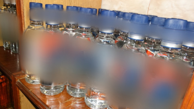 Более 100 бутылок с незаконным алкоголем изъяли в кафе Керчи