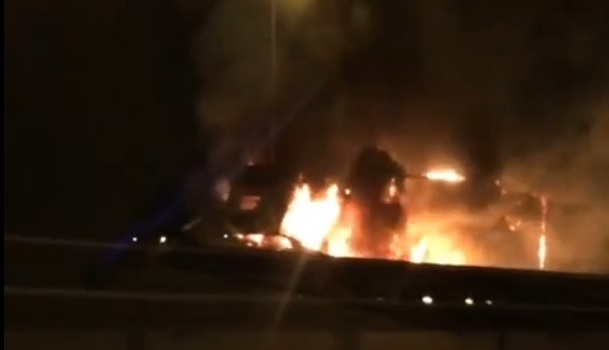 На подъезде к Крымскому мосту сгорела фура (ВИДЕО)