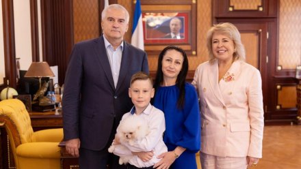 Юному крымчанину передали шпица от имени президента РФ