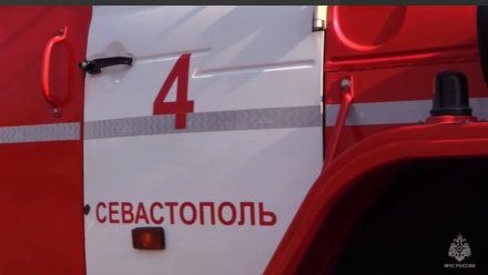 Пожар вспыхнул на берегу бухты Ласпи в Севастополе: горят деревянные домики