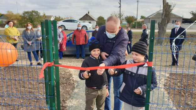 В Нижнегорском районе открыли детские площадки