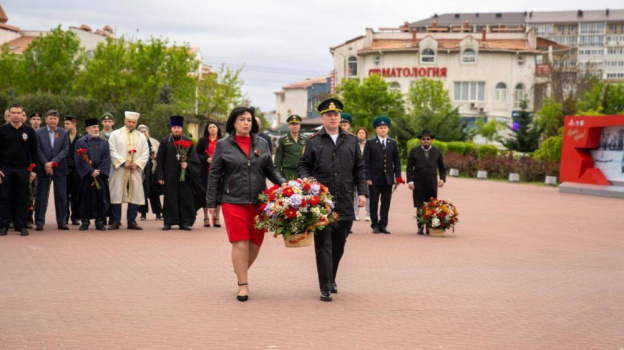 Жители Евпатории возложили цветы к мемориалу жертвам нацизма «Красная горка»