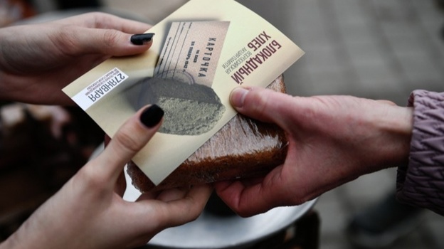 Крымские чиновники извинились за 125 граммов «блокадного» хлеба
