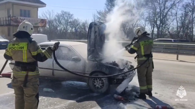 На трассе в Крыму сгорел автомобиль