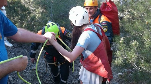 Не смогла спуститься: в горах Крыма спасли девушку