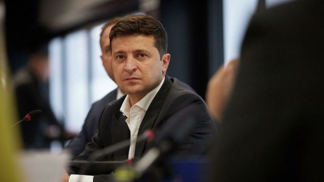 Зеленский предложил Путину встретиться в Донбассе