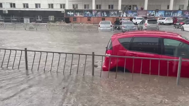 Крымчанам рассказали, как получить компенсацию за повреждённое после дождя авто