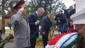 Руководители Крыма возложили цветы к мемориалу на Военном кладбище в Симферополе (видео)