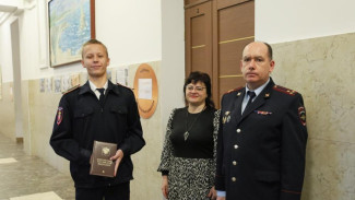 В Севастополе юные подшефные полиции получили свои первые паспорта