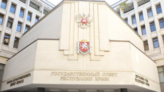 В Симферополе оштрафовали участницу пикета у стен парламента
