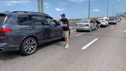 У Крымского моста со стороны Керчи раздают бутилированную воду   