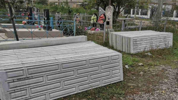 В Керчи начали ограждать кладбище, граничащее с частным сектором