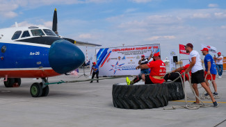 Крымчане сдвинули с места 22-тонный самолет и установили рекорд