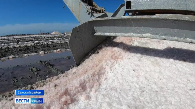 Розовую соль собирают на крымском озере Сасык-Сиваш
