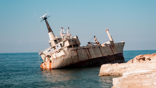 В Крыму утилизируют старые украинские корабли