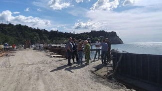 В Алуште проводят капремонт берегоукрепительных сооружений в районе санаториев «Утес» и «Карасан»