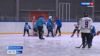 Для детей с ОВЗ в Крыму открыли бесплатную секцию хоккея 