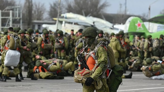 Более 2 000 военных десантировались над Крымом