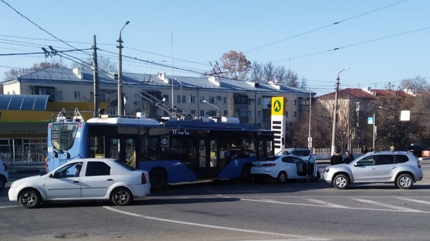 Легковушка протаранила троллейбус в Севастополе