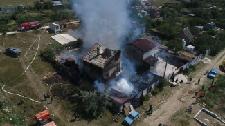 В Севастополе потушили пожар в двухэтажном доме (ВИДЕО)