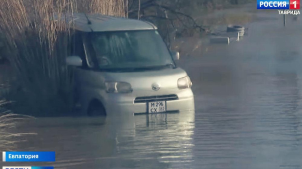 Улицы превратились в реки: жителей Евпатории эвакуируют из затопленных домов 