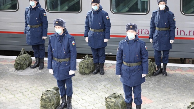 Десятки призывников отправились служить на поезде из Севастополя на материк