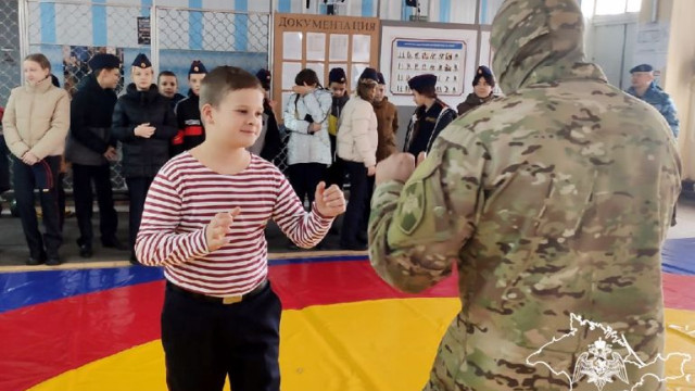 Крымским школьникам провели экскурсию в подразделениях ОМОН
