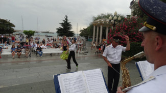 Полиция Крыма провела традиционный концерт для жителей Ялты