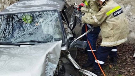 Крымским спасателям пришлось разрезать машину, чтобы достать оттуда мужчину