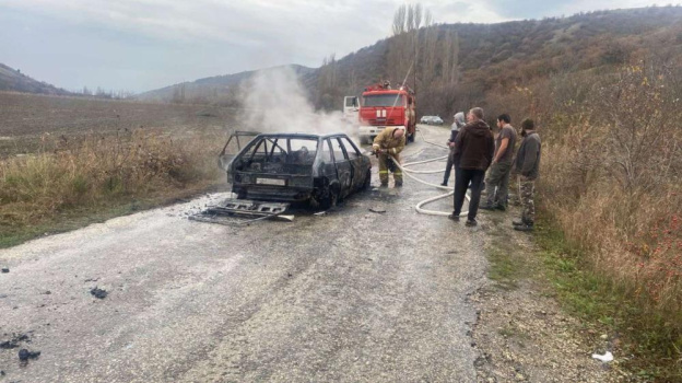 В Судаке полностью сгорел легковой автомобиль