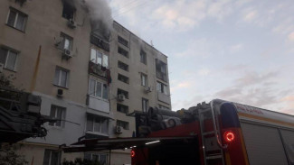 Пожарные спасли двух человек из пылающего дома в Феодосии