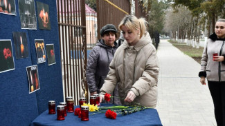 Красногвардейцы несут цветы и свечи к мемориалу погибшим в теракте  