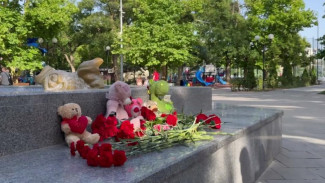 В Севастополе появился стихийный мемориал в память о погибших от ракет ВСУ