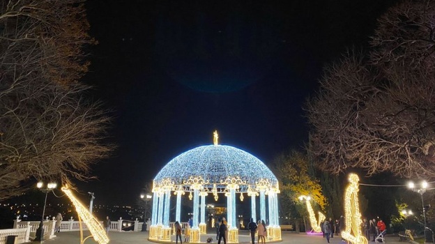 700 новогодних инсталляций установили в Севастополе
