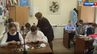Воспитанники школы-интерната из Крыма шьют игрушки для бездомных кошек 