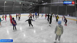 Более 500 детей занимаются в ледовой школе в Сакском районе Крыма
