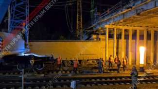 Фуру, рухнувшую с моста в Симферополе, спустили на ж/д пути