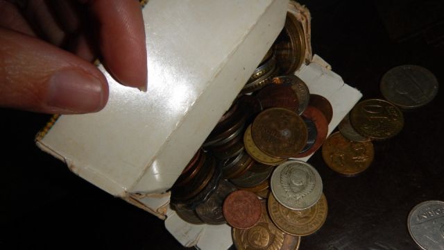 Таможенники Крыма передали Минкульту изъятые у контрабандистки монеты времён Александра III