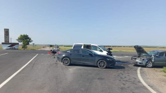 В Крыму на трассе столкнулись три автомобиля, пострадали дети