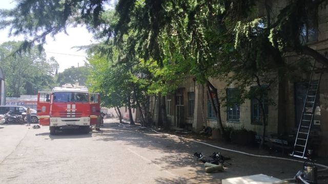 Бывший пищевой завод загорелся в Ялте