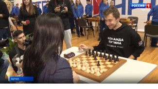 Известный шахматист Сергей Карякин сыграл партию с воспитанниками «Артека»  