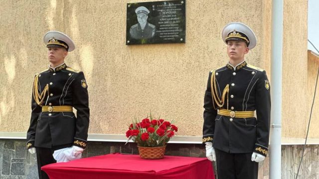 Мемориальную табличку в память о Герое России установили в Симферополе