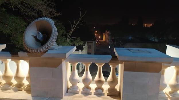 В Керчи вандалы разбили каменные вазы на Малой Митридатской лестнице