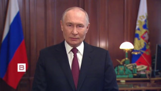 Владимир Путин поздравил россиян с Днем защитника Отечества