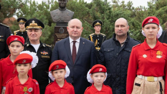 В Севастополе установили бюст погибшего в СВО замкомандующего ЧФ Андрея Палия