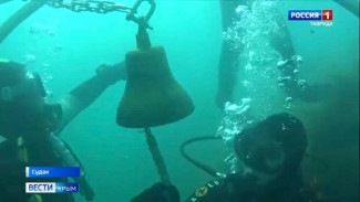 В Судаке на дне Черного моря дайверы установили колокол, который символизирует собой вечный огонь