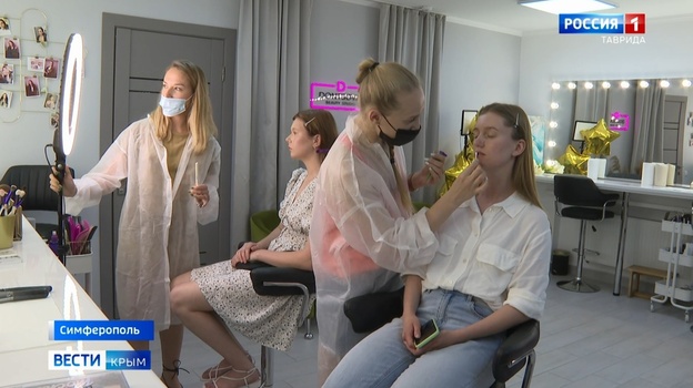 У крымских салонов красоты нет отбоя от клиентов – начались выпускные