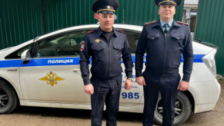 Крымские полицейские спасли из горящего дома трех человек 