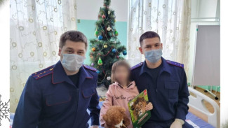 Севастопольские следователи навестили в больнице девочку, попавшую в сложную жизненную ситуацию 