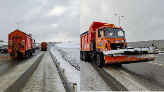 Дорожники чистят от снега трассу "Таврида" и Крымский мост 